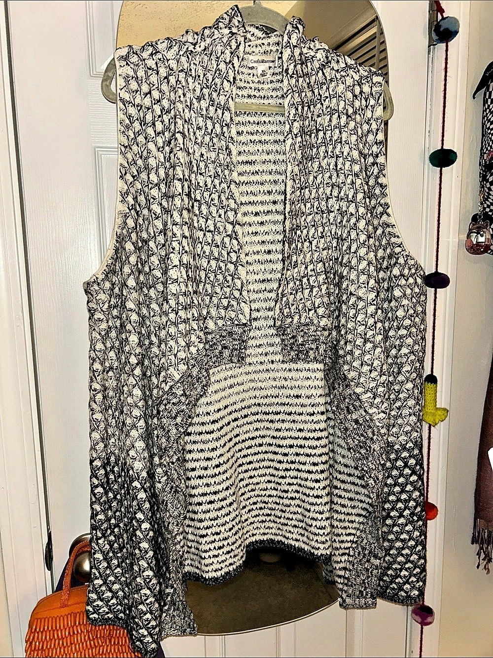 Croft & Barrow Geometric Knit Vest in White & Black Size XL Like New
